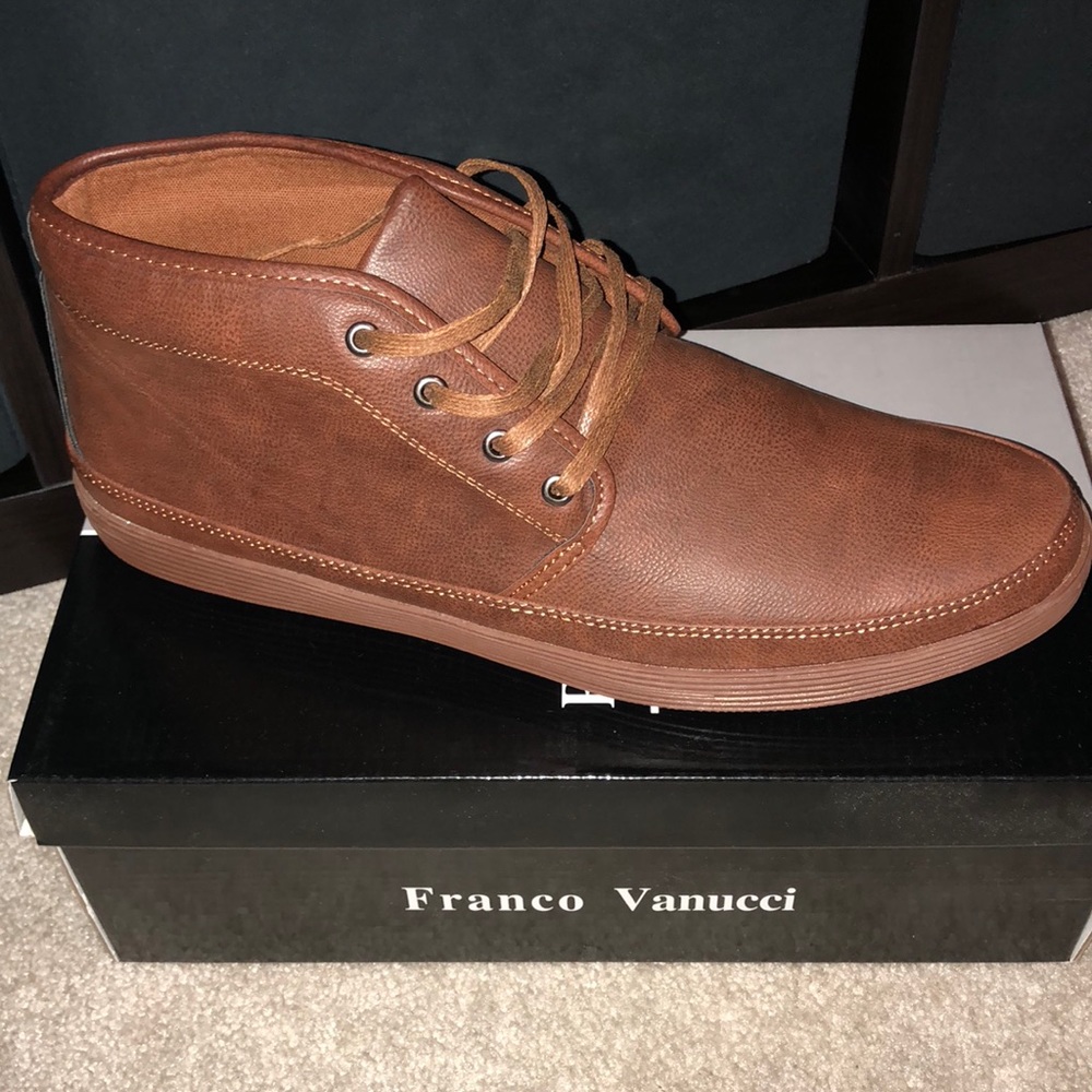 Men lace up chukka sneaker